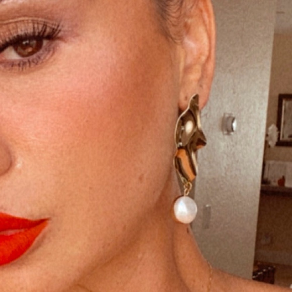 Wavy gold filled and fresh water pearl earring